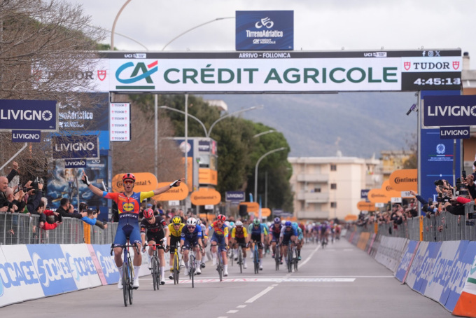 Tirreno-Adriatico, Milan vince in volata la seconda tappa. Ganna in Maglia Azzurra