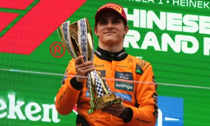 Piastri vince il GP di Cina, squalificate le due Ferrari