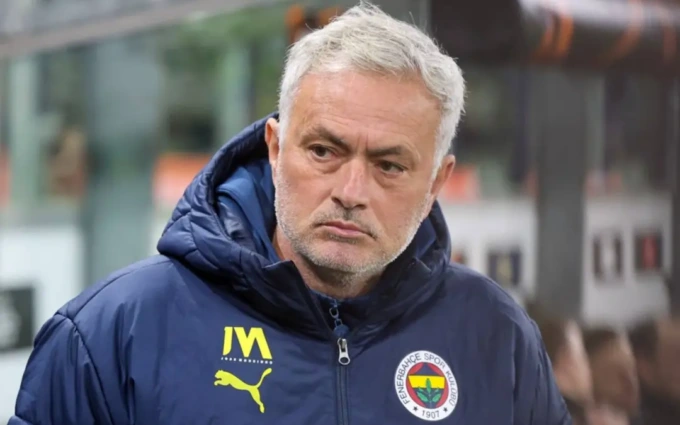 Mourinho perde la testa: mani addosso al tecnico del Gala