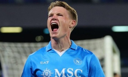 Il Napoli batte il Monza e aggancia l’Inter in vetta alla classifica