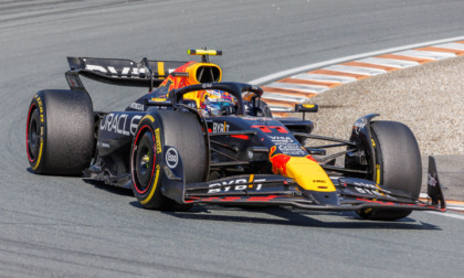 La Red Bull sfreccia per le strade di Tokyo