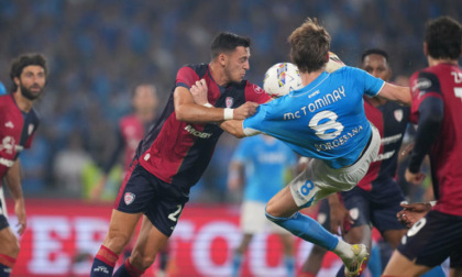 Il Napoli è campione d’Italia: 2-0 al Cagliari, l’Inter vince a Como ma non basta