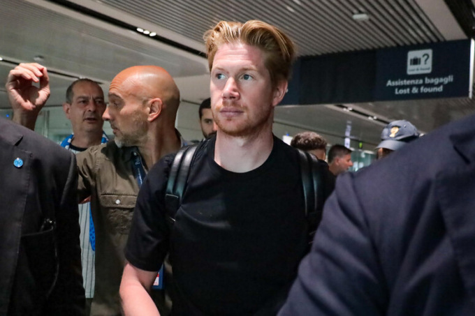 De Bruyne è in città: primi passi tra entusiasmo e selfie coi tifosi