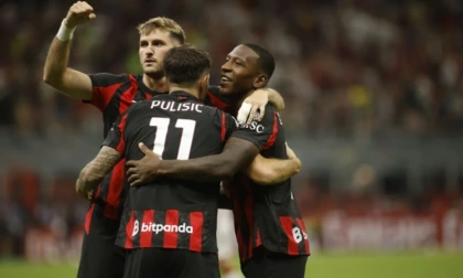 Il Milan in 10 batte il Napoli e sale al primo posto