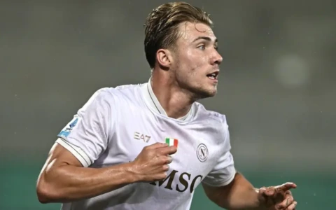 Il Napoli in 10 sbanca il Ferraris: decide Hojlund, Genoa k.o. 3-2