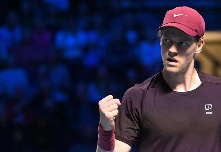 Sinner batte Zverev e vola in semifinale