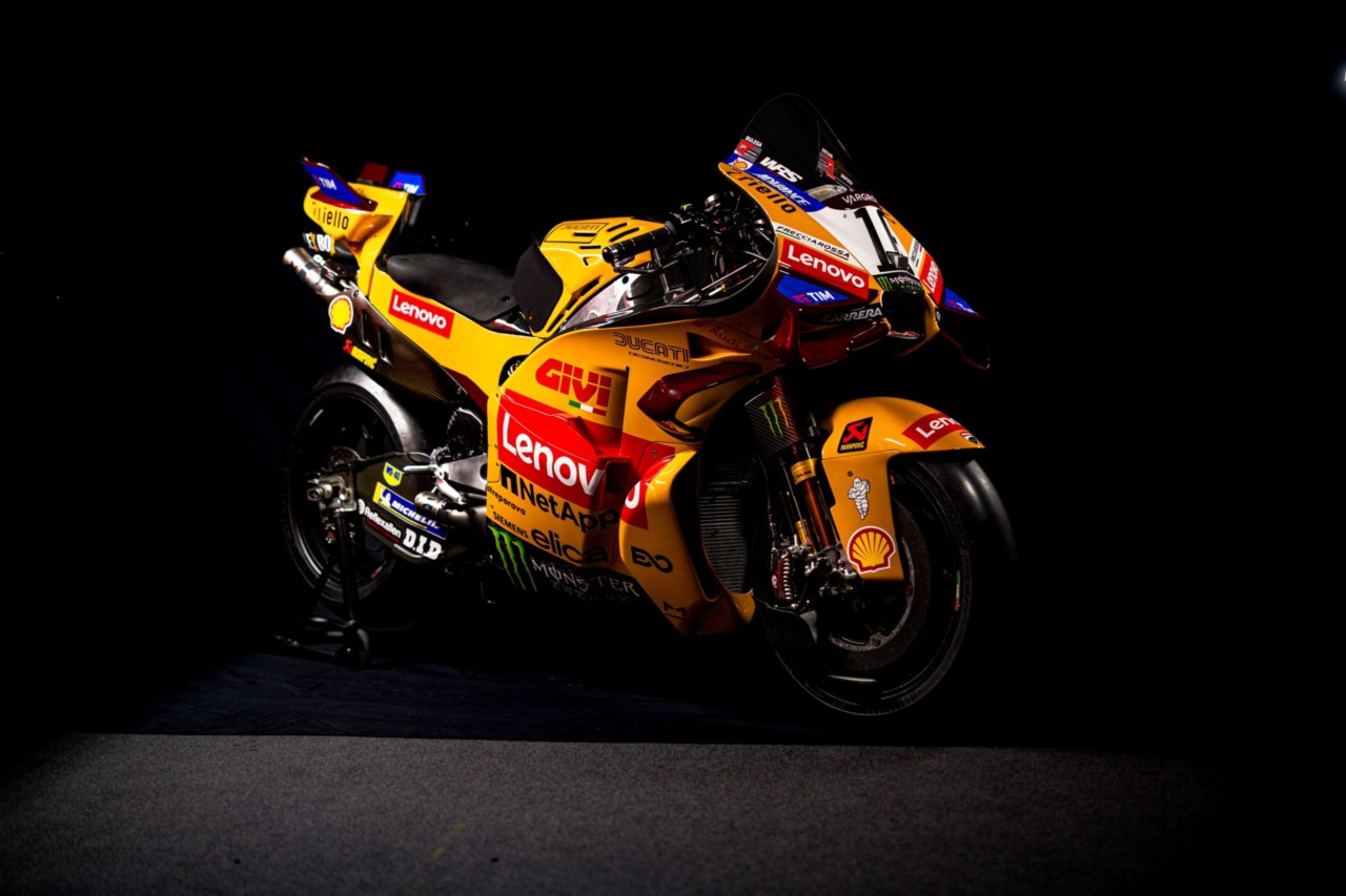 Le Ducati in pista con le nuove livree per celebrare il centenario