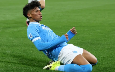 Il Napoli batte il Torino e si porta a un punto dal Milan