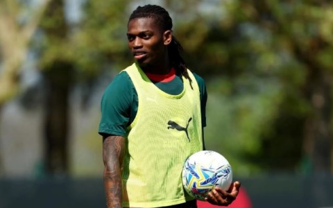 Il Milan fa gli auguri a Leao. Il portoghese: “Me ne andrò felice”