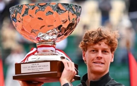 Sinner, l’Italia ai suoi piedi: dal trionfo a Montecarlo al sogno Roma