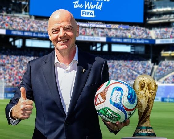 Aerei e viaggi per vedere due partite al giorno: è polemica su Infantino