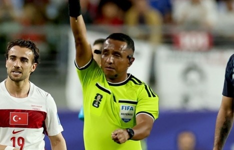 Mondiali 2026, Almiron si copre la bocca: cartellino rosso