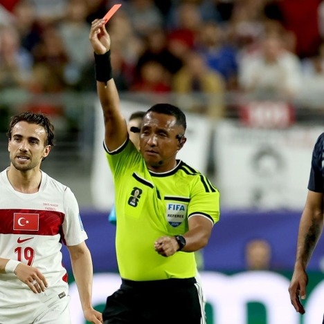 Mondiali 2026, Almiron si copre la bocca: cartellino rosso