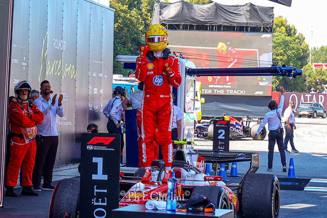 Trionfo di Hamilton in Spagna: prima vittoria in Ferrari
