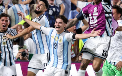 Magia di Alvarez: l’Argentina raggiunge l’Inghilterra in semifinale