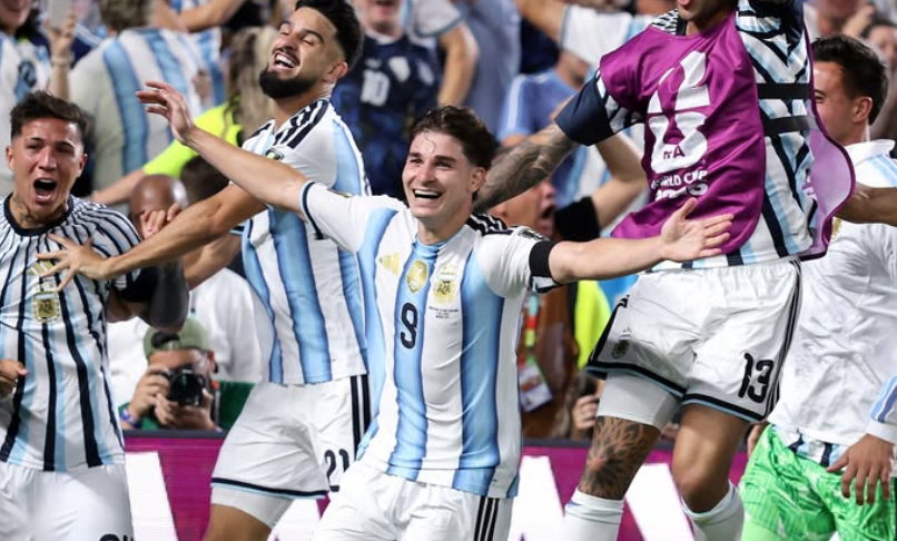 Magia di Alvarez: l’Argentina raggiunge l’Inghilterra in semifinale