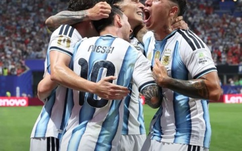 L’Argentina rimonta trascinata da Messi: da 0-2 a 3-2, Egitto k.o.