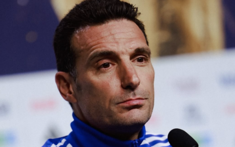 Argentina, Scaloni: “Messi? Bisogna goderselo, è leggenda”
