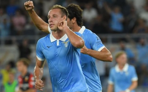 La Lazio batte il Genoa, segna ancora Frattesi
