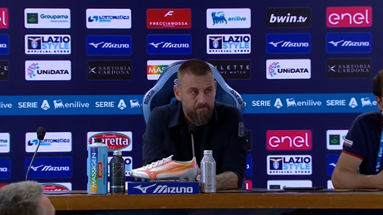 Scontro in conferenza stampa tra De Rossi e un cronista dopo Lazio-Genoa