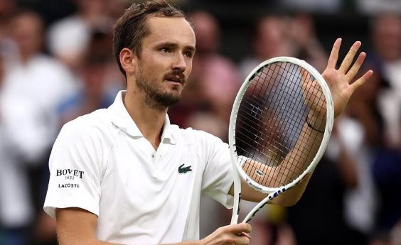 Medvedev squalificato, Djokovic in finale a Pechino